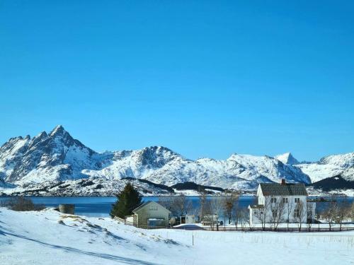 Peaceful property with spectacular sea view in Leknes, Norway
