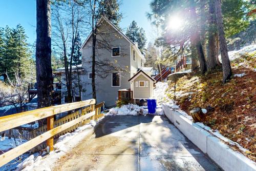 Whistle Stop Cabin — 4-Star Luxury Hotel in Lake Arrowhead, United States