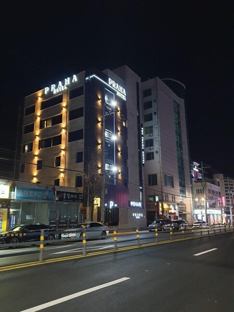 Jinju Brown Dot Jinjuseong Branch in Chinju, South Korea