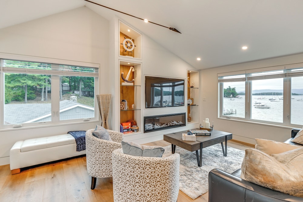 Lake Winnipesaukee Condo w Beach Access — 4-Star Luxury Hotel in Gilford, United States