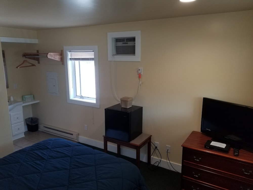 Captain's Quarters Motel - photo 27