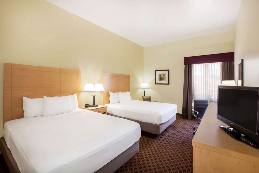 La Quinta Inn & Suites by Wyndham Odessa North - photo 16