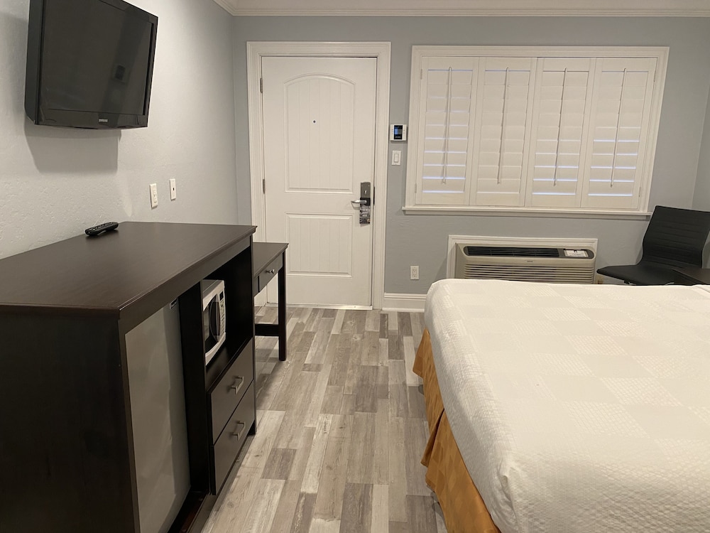 Aura Inn Monterey - photo 19