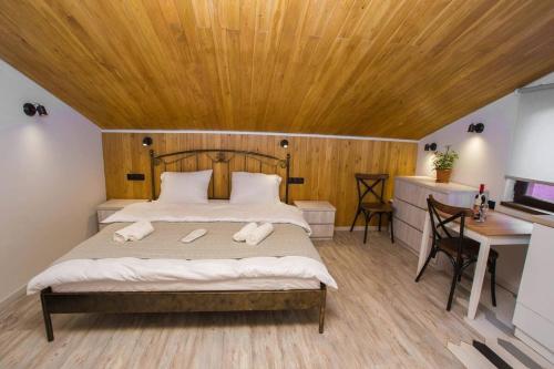Top Location Cozy Wooden Ceiling Apt by Wehost