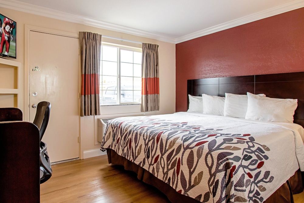 Red Roof Inn & Suites Monterey - photo 11