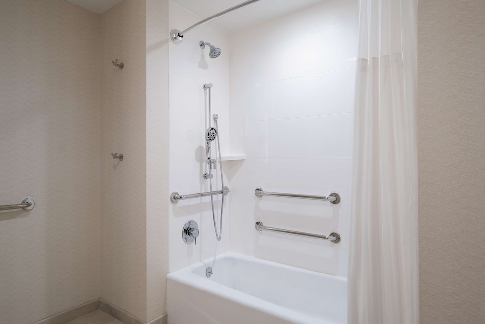 Hilton Garden Inn Visalia - photo 18
