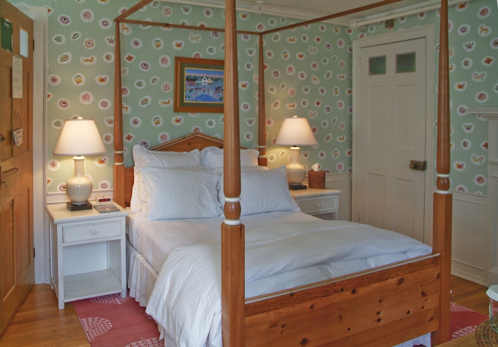 Ships Inn — Nantucket