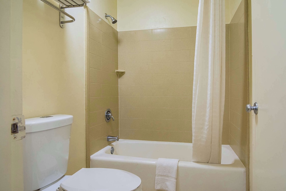 Econo Lodge Research Triangle Park - photo 21