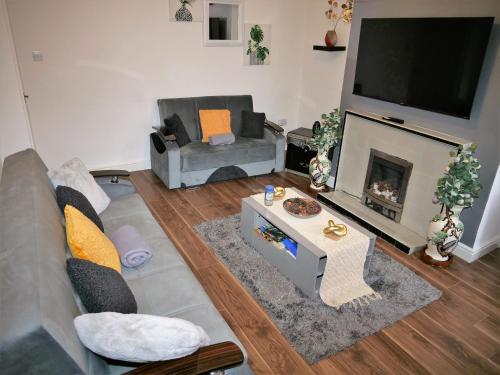 Comfortable Home From Home Bolton Central Sleeps 10 — 4-Star Luxury Hotel in Bolton, United Kingdom