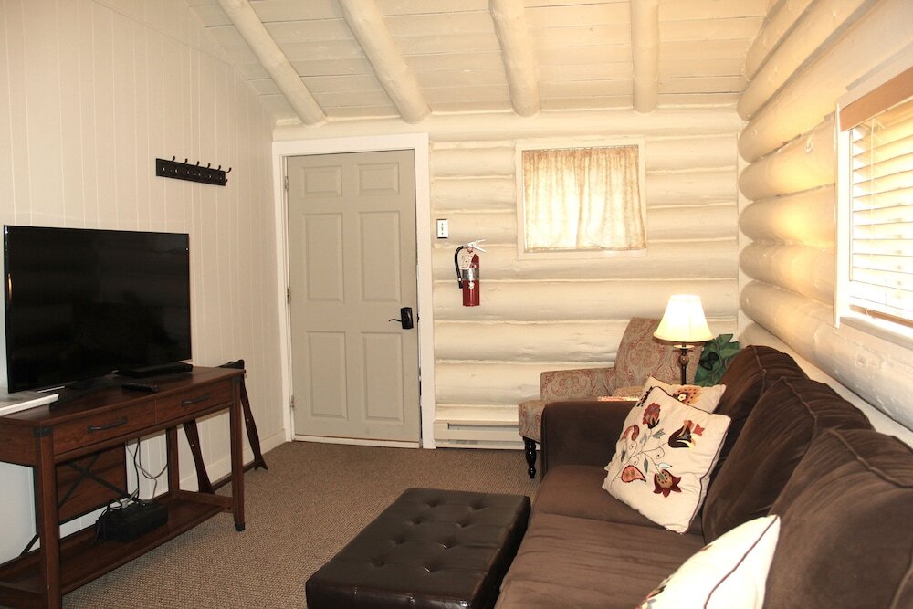Yellowstone Hot Springs Resort - photo 33