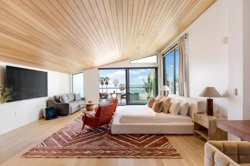 The Santa Monica Sunset 5k sq ft beachfront luxury — 4-Star Luxury Hotel in Los Angeles, United States