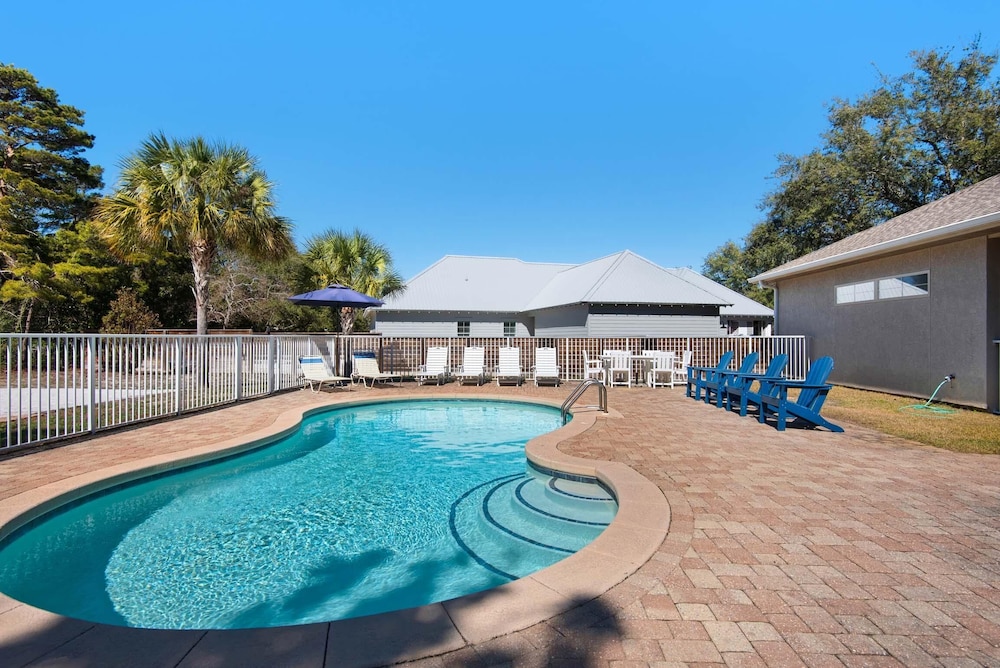 Beach Retreat - last minute hotel in Miramar Beach