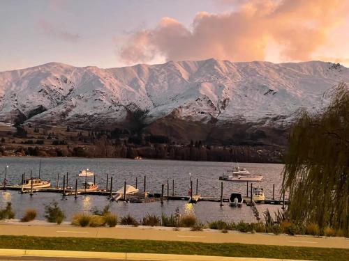 Central Wanaka Lakeside Condo — 4-Star Luxury Hotel in Wanaka, New Zealand