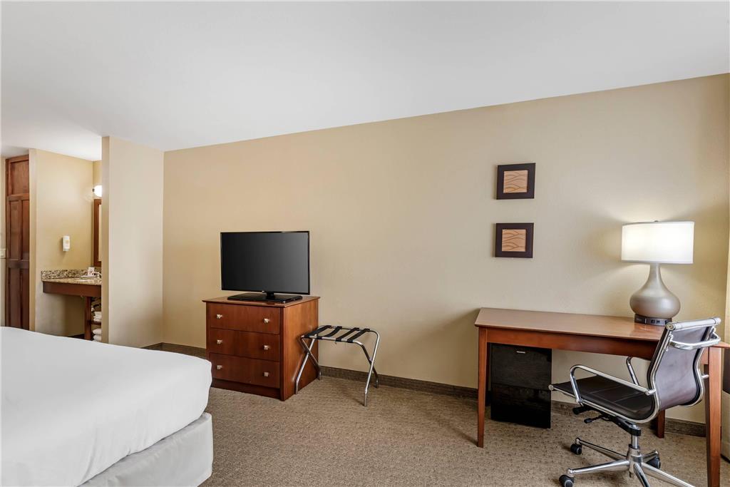 Comfort Inn & Suites East Moline near I 80 - photo 19