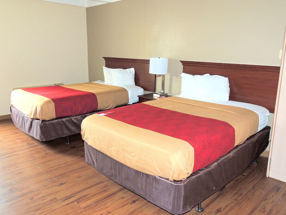 Econo Lodge Wickliffe Cleveland East - photo 18