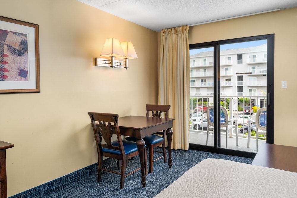 Coastal Palms Inn & Suites - photo 10