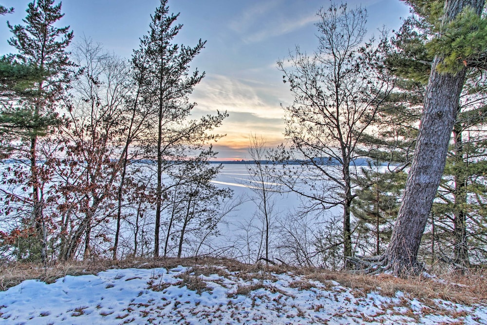 Waterfront Arkdale Retreat 2 Acres with Deck and View — 4-Star Luxury Hotel in Dellwood, United States