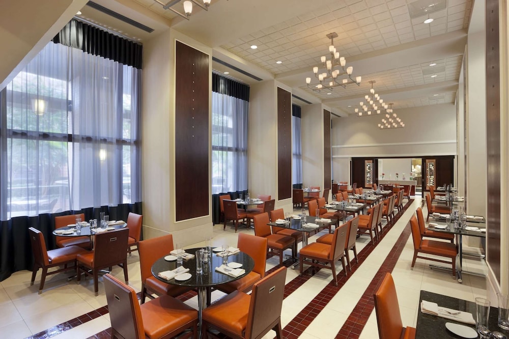 Embassy Suites by Hilton Alexandria Old Town - photo 39