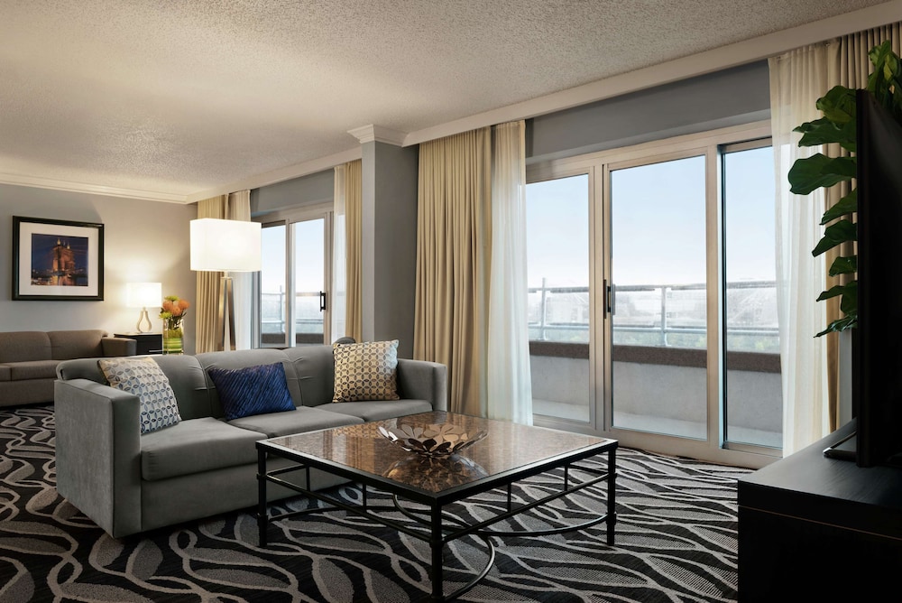 Embassy Suites by Hilton Cincinnati RiverCenter - photo 33