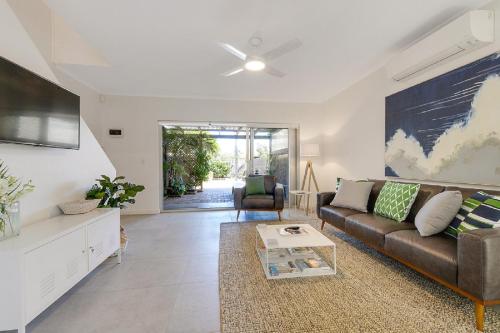 Sandpiper Steps to Beach BBQ Courtyard — hotel in Port Adelaide