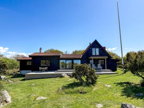 Charming House by the Sea with Beautiful Garden — 4-Star Luxury Hotel in Glommen, Sweden