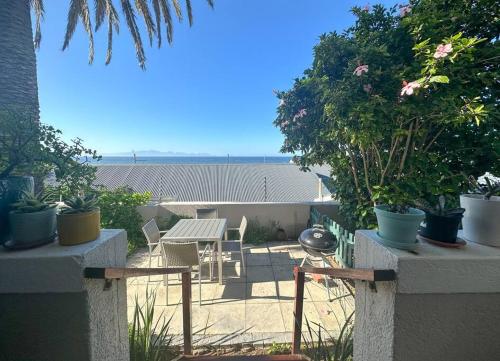 Kalk Bay Stylish 2 Bed Seaviews Garden BBQ Pool 4SJT — 4-Star Luxury Hotel in Cape Town, South Africa