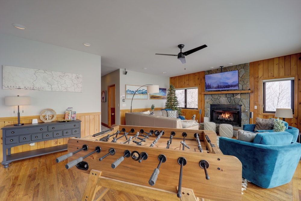 Views & Hot Tub Beech Mtn ‘sky Barn Retreat’ in Banner Elk, United States