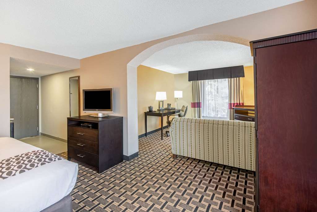 La Quinta Inn & Suites by Wyndham Denison N. Lake Texoma - photo 23