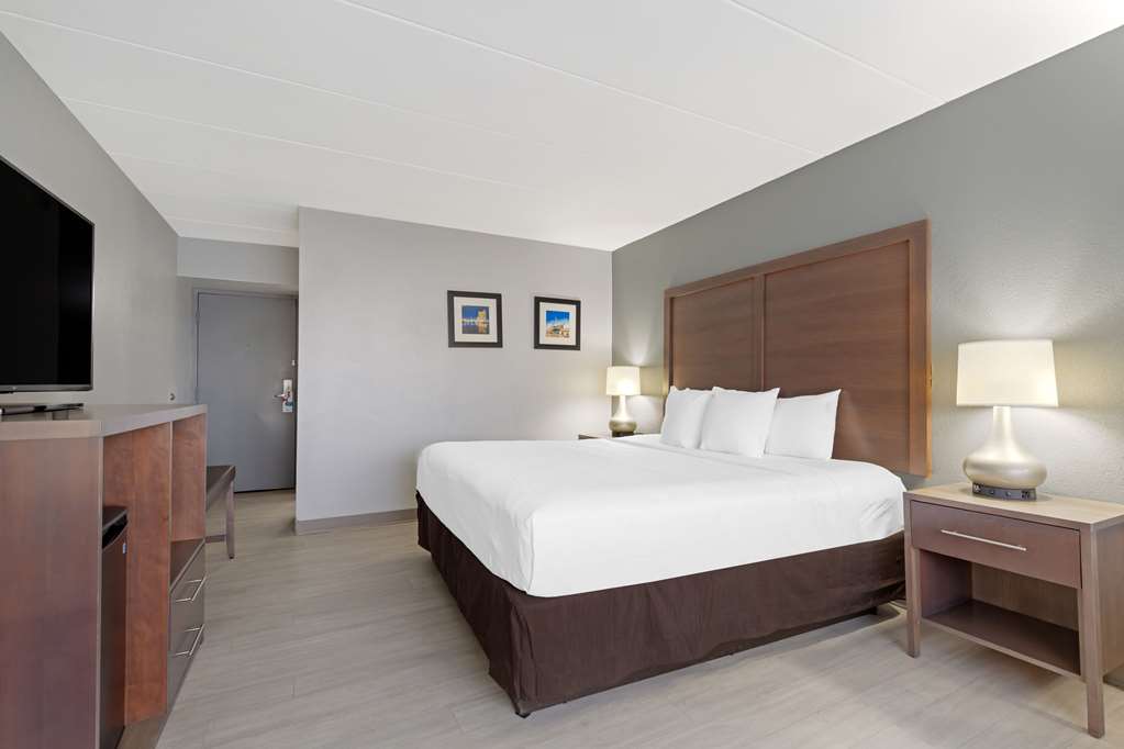 Clarion Hotel & Suites BWI Airport North - photo 10