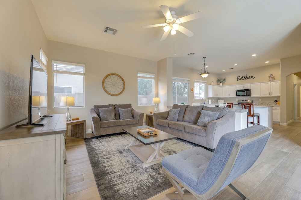 4 Mi to Riparian Preserve: Mesa Abode w Hot Tub in Mesa, United States