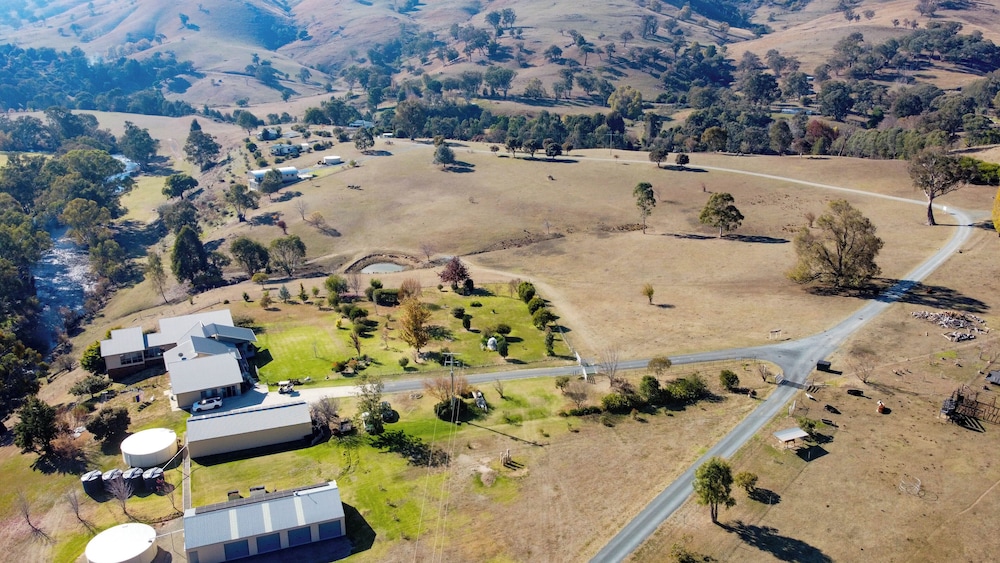 Elm Cottage Tumut — 4-Star Luxury Hotel in Tumut, Australia