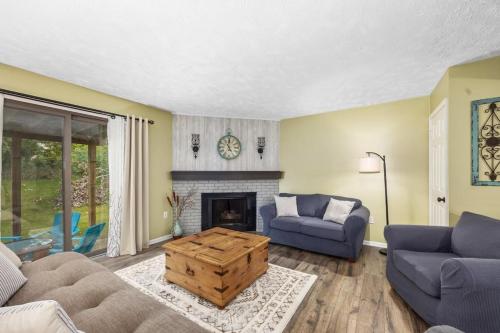 Family friendly cottages by Lake Bella Vista — 4-Star Luxury Hotel in Rockford, United States