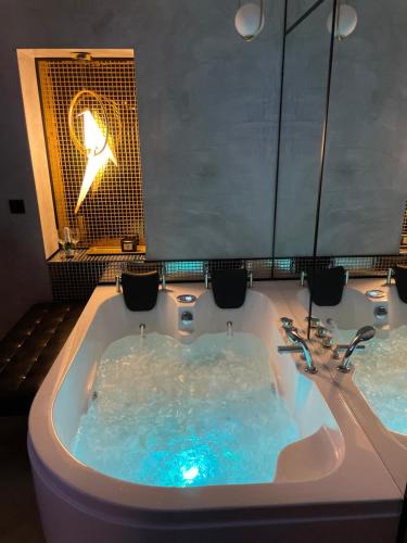 Apartament z Jacuzzi w Sercu Krakowa — 4-Star Luxury Hotel in Krakow, Poland