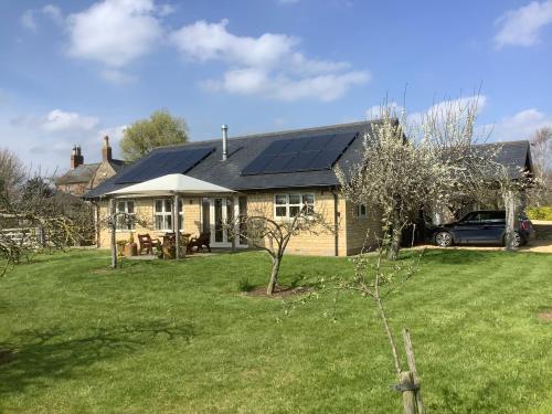 Orchard Cottage Clematis cottages Stamford. Accessible luxury home. — 4-Star Luxury Hotel in Stamford, United Kingdom