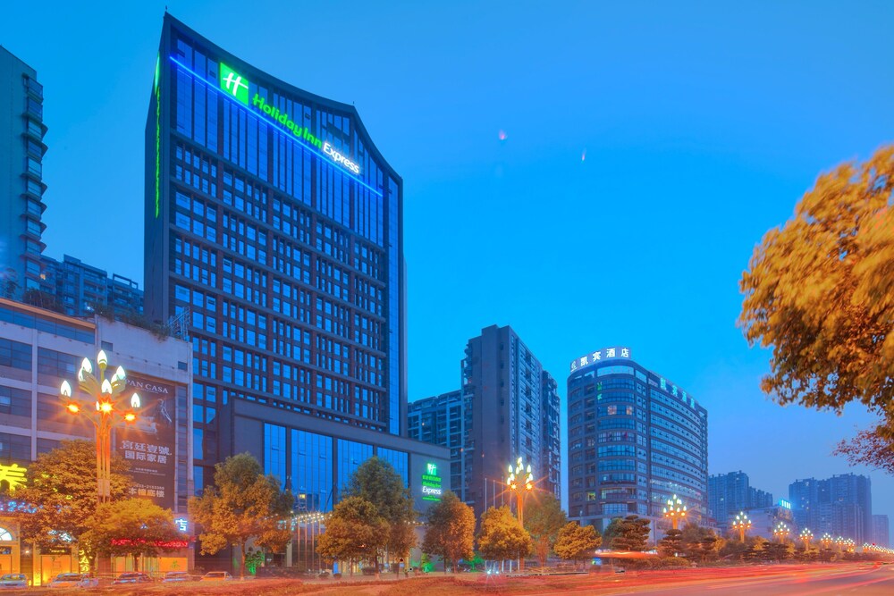 Holiday Inn Express Leshan City Square in Leshan, People's Republic of China