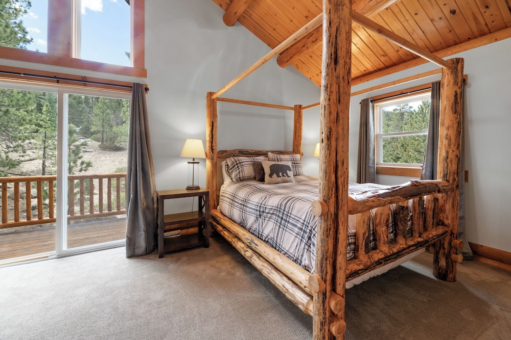 Lakeview Lodge Across the street from the lake and Boulder Bay Park — 4-Star Luxury Hotel in Big Bear Lake, United States