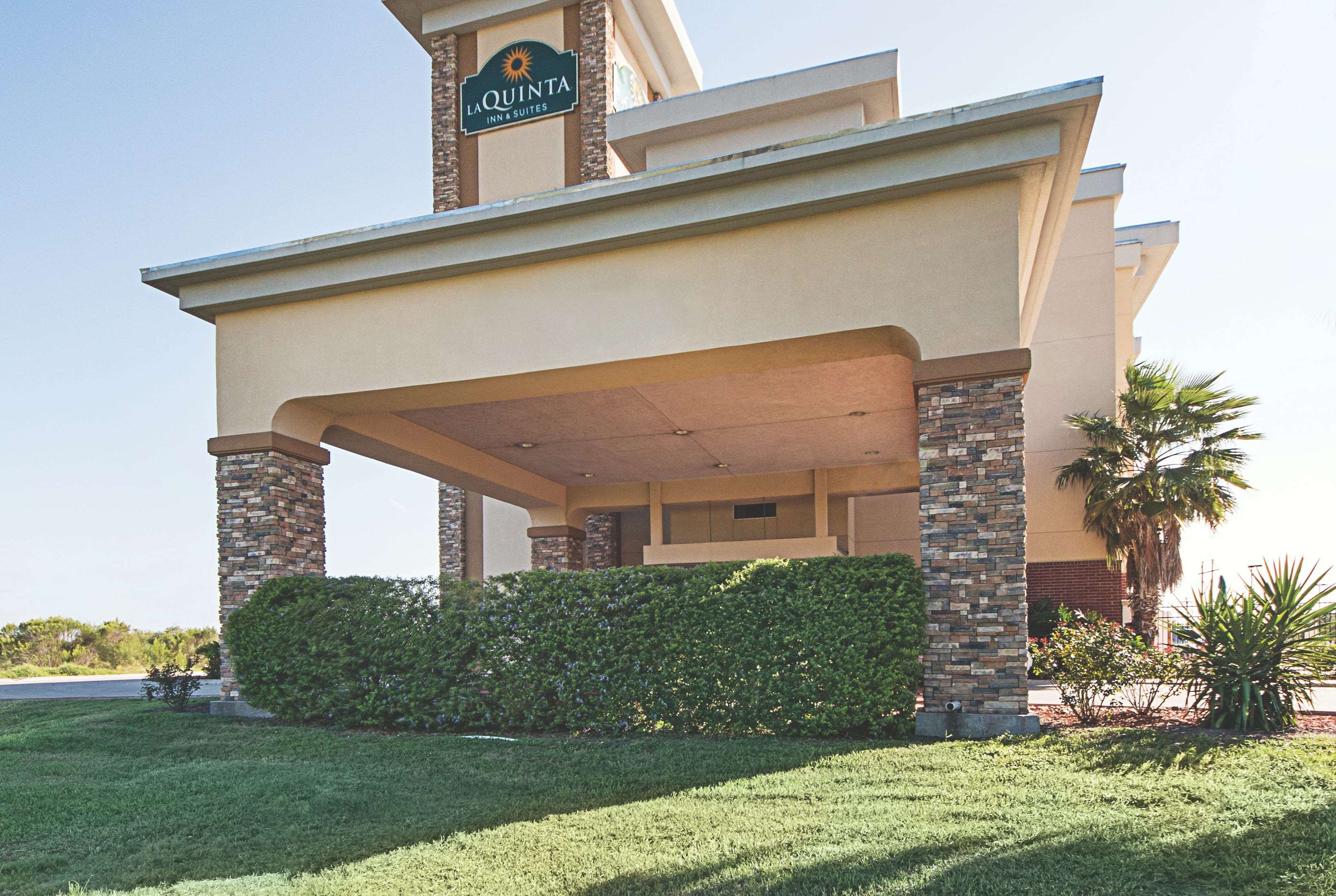La Quinta Inn & Suites by Wyndham Mathis - photo 5