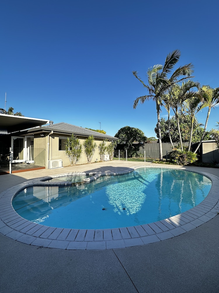 Tranquil Scape Villa with Pool — 4-Star Luxury Hotel in Broadbeach Waters, Australia