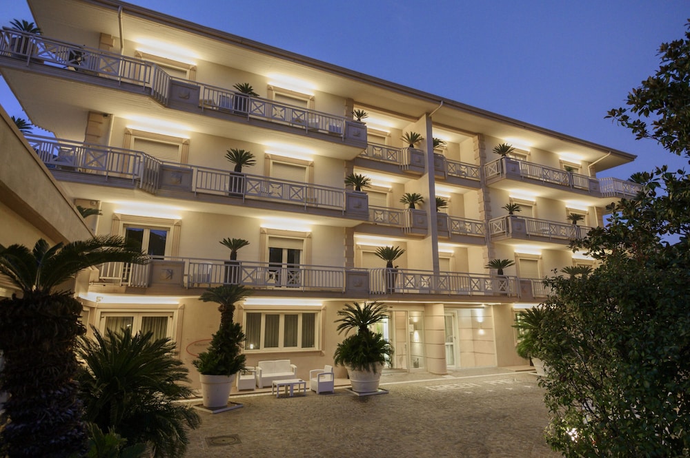 Green Park Hotel — 4-Star Luxury Hotel in Mercogliano, Italy