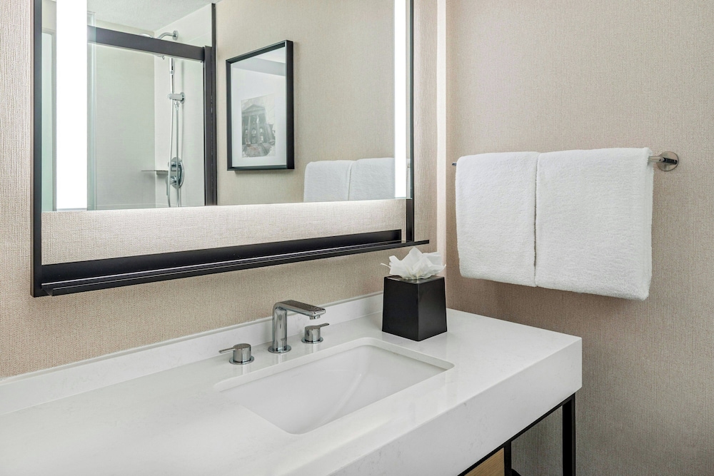 Sheraton Commander Hotel - photo 28