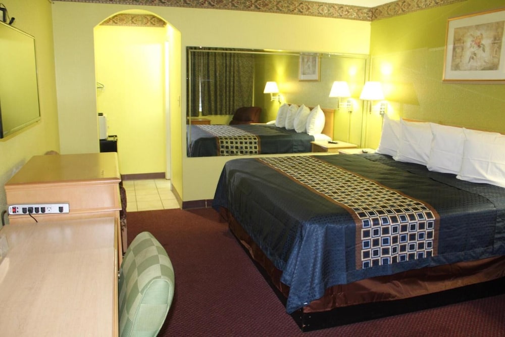 Hutchinson Inn - photo 9