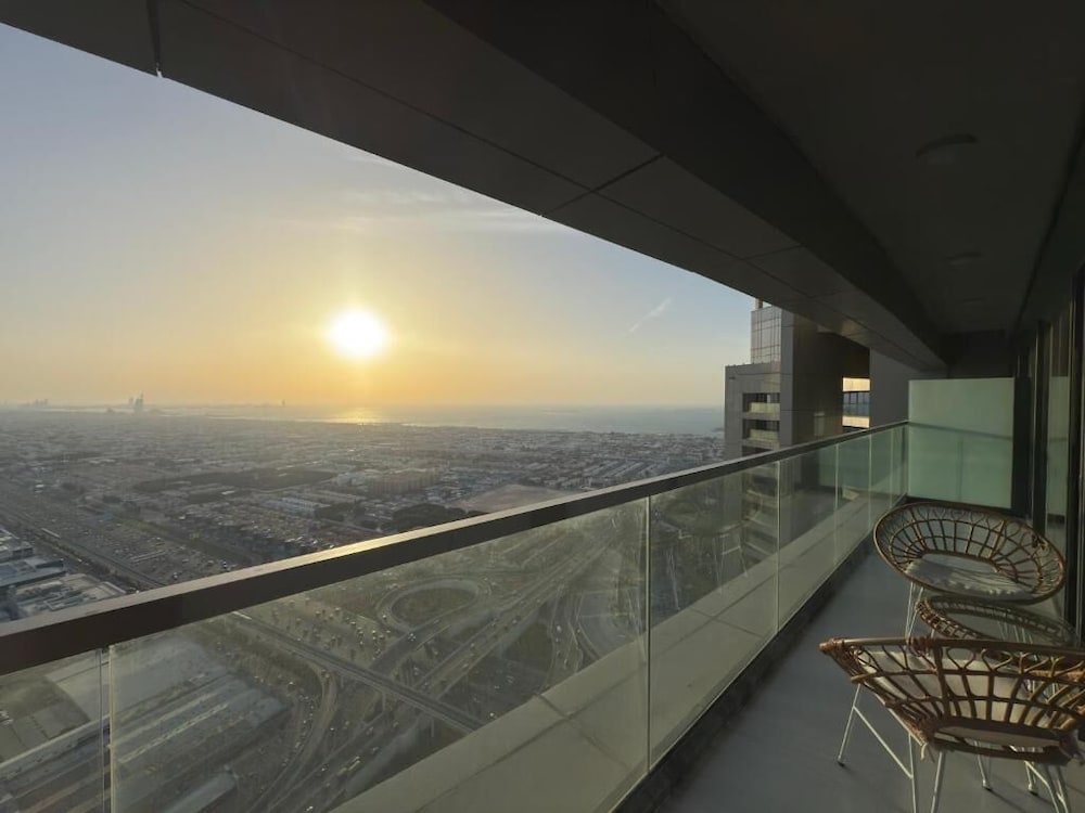 ALiving Elegant 2BR plus Maid's Room I Aykon City Business Bay 4016 — 4-Star Luxury Hotel in Dubai, United Arab Emirates