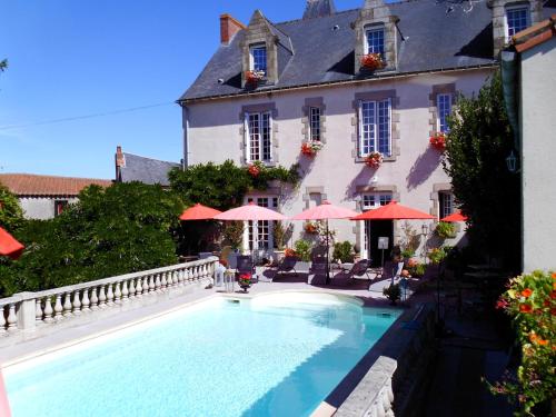 Le Petit Chateau Tiffauges Proche Puy Dufou — 4-Star Luxury Hotel in Tiffauges, France