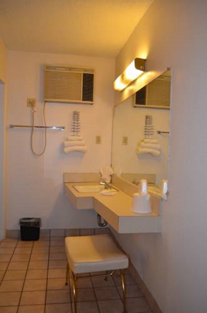 Tropics Motor Hotel - photo 21