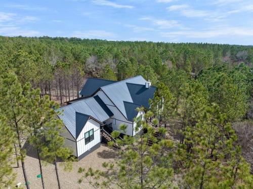 Billiard Breezeway Stunning Detached Gameroom in Broken Bow, United States