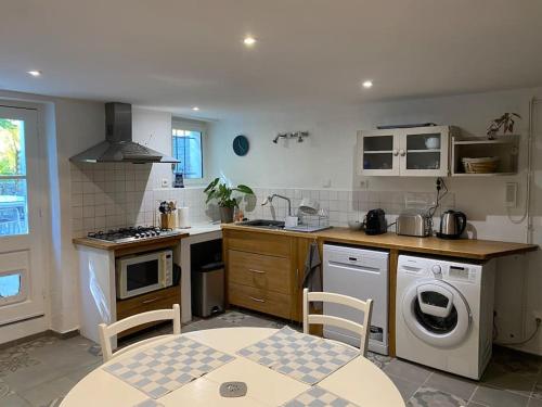 Montjoïa Le gîte bleu in Le Thor, France