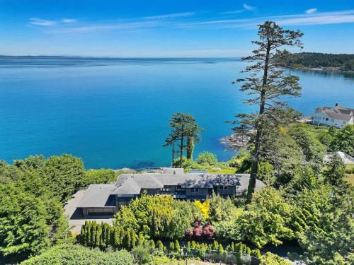 Oceanfront Oasis in Oak Bay, Canada