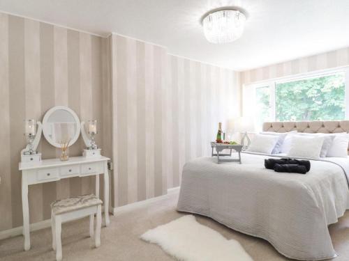 Gorgeous 3 bed House In Milton Keynes — 4-Star Luxury Hotel in Bletchley, United Kingdom