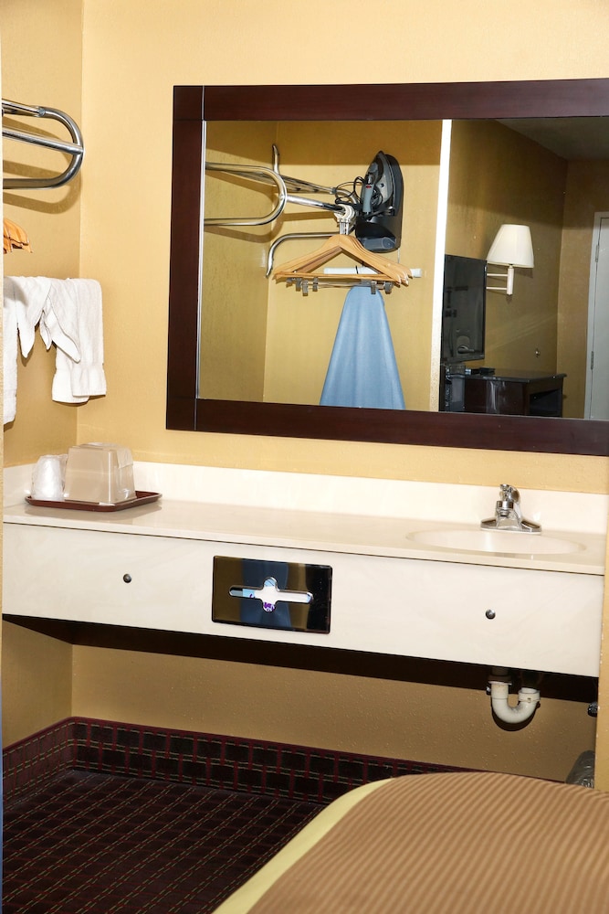 Executive Inn Opp - photo 17