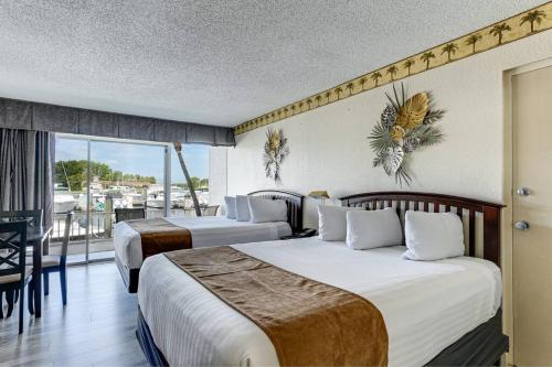 Waterfront Pool Tiki Bar & Grill Gym location — 4-Star Luxury Hotel in Sarasota, United States